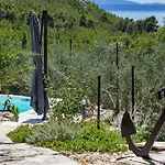 Olive Garden-pool, Privacy & Parking 度假居 *