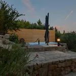 Olive Garden-pool, Privacy & Parking 马卡尔斯卡