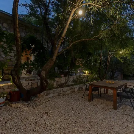 Olive Garden-pool, Privacy & Parking Makarska
