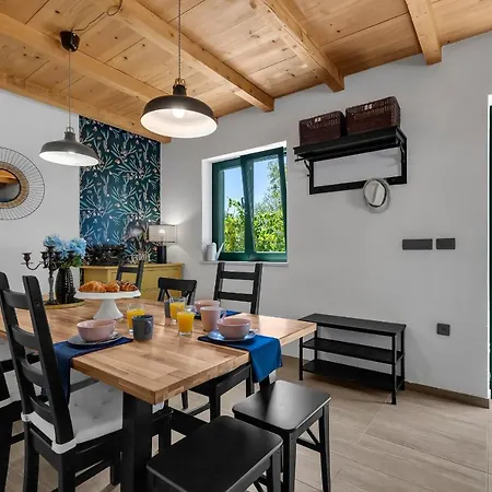 Feriehus Olive Garden-pool, Privacy & Parking *