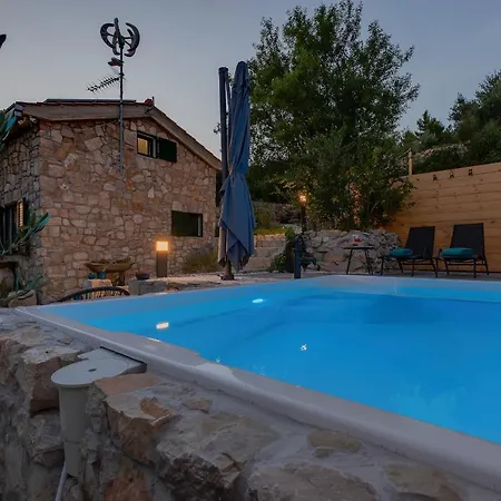 Olive Garden-pool, Privacy & Parking Feriehus *