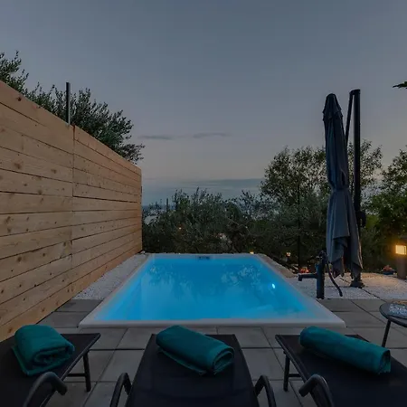 Feriehus Olive Garden-pool, Privacy & Parking