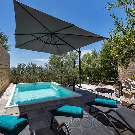 Olive Garden-pool, Privacy & Parking