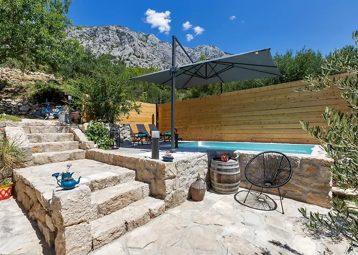 Olive Garden-pool, Privacy & Parking Holiday home