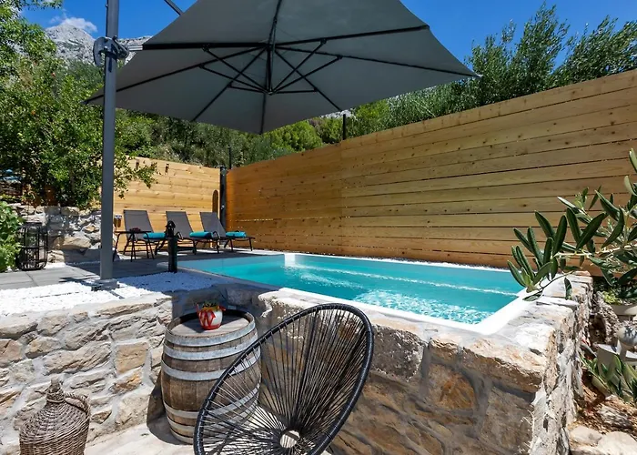 Olive Garden-pool, Privacy & Parking Holiday home *