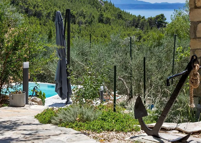 Olive Garden-pool, Privacy & Parking Holiday home *