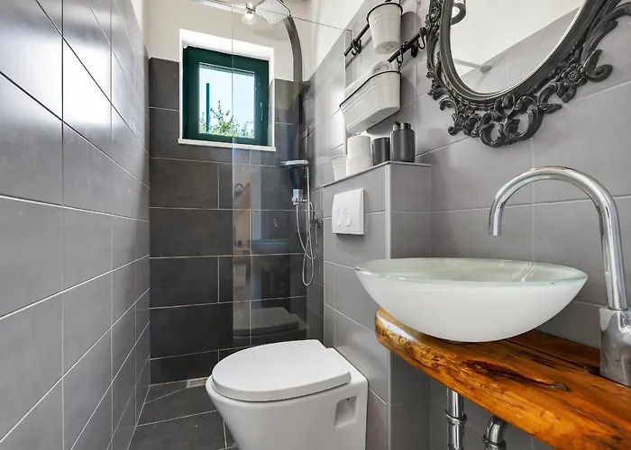 Holiday home Olive Garden-pool, Privacy & Parking