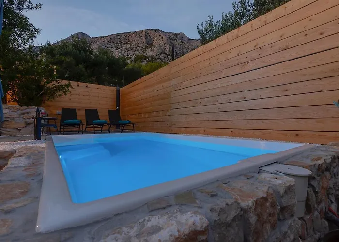 Holiday home Olive Garden-pool, Privacy & Parking