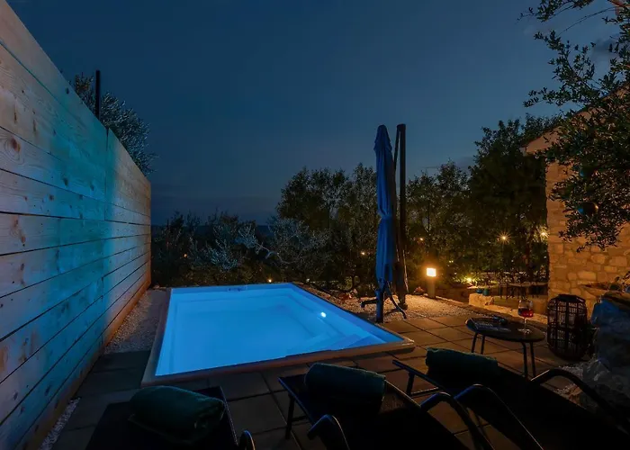 Holiday home Olive Garden-pool, Privacy & Parking