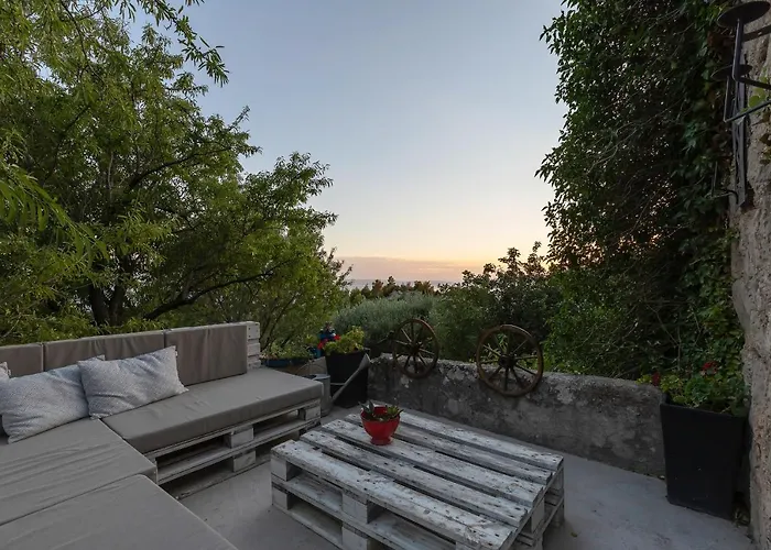 Olive Garden-pool, Privacy & Parking Holiday home Makarska