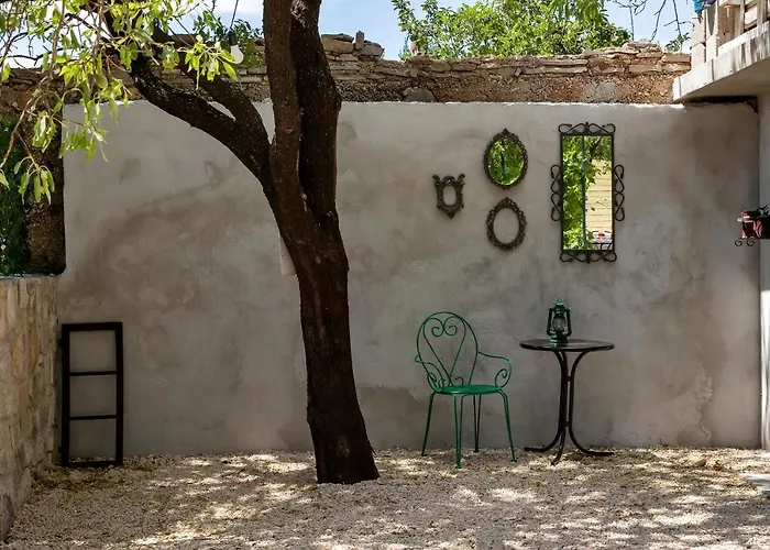 Olive Garden-pool, Privacy & Parking Holiday home *