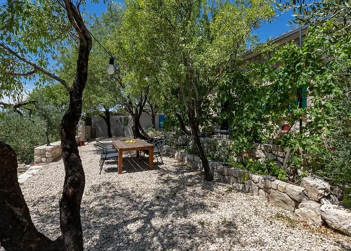 Holiday home Olive Garden-pool, Privacy & Parking