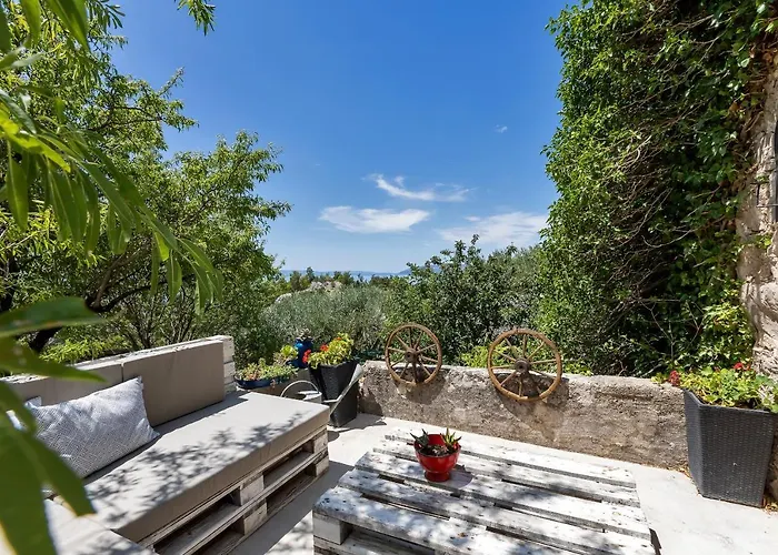 Holiday home Olive Garden-pool, Privacy & Parking