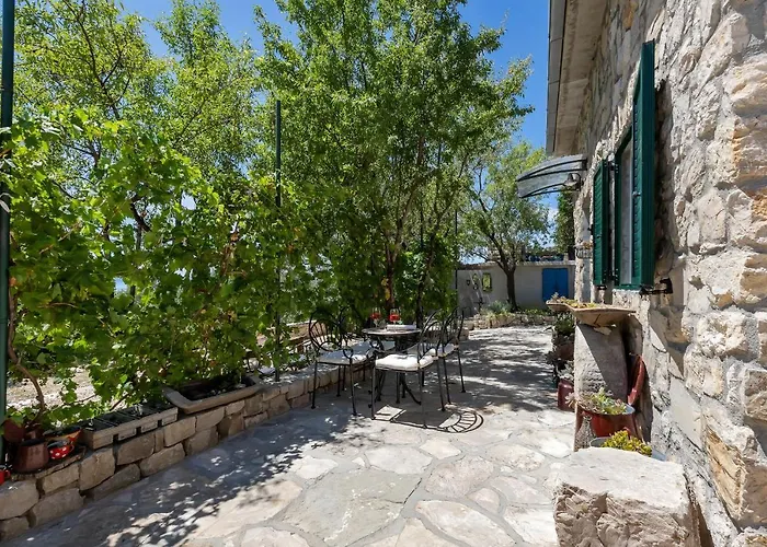 Olive Garden-pool, Privacy & Parking Holiday home Makarska