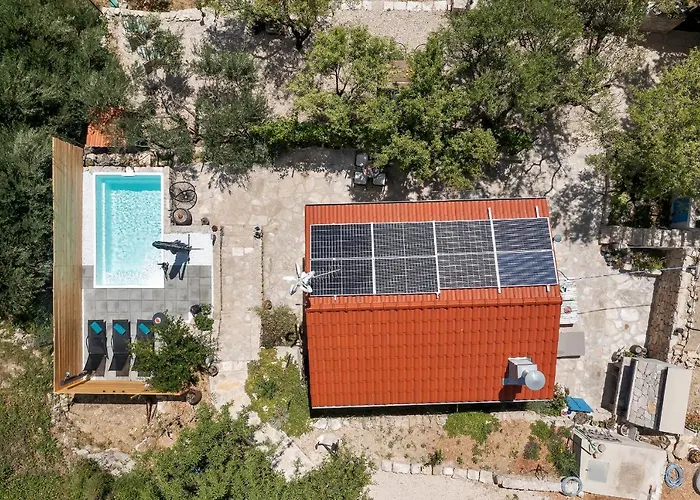 Holiday home Olive Garden-pool, Privacy & Parking *