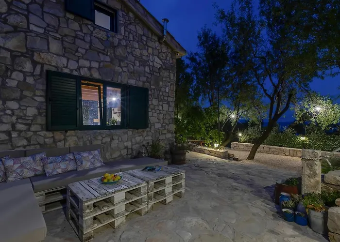 Olive Garden-pool, Privacy & Parking * Makarska