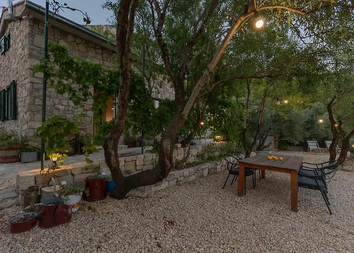 Holiday home Olive Garden-pool, Privacy & Parking