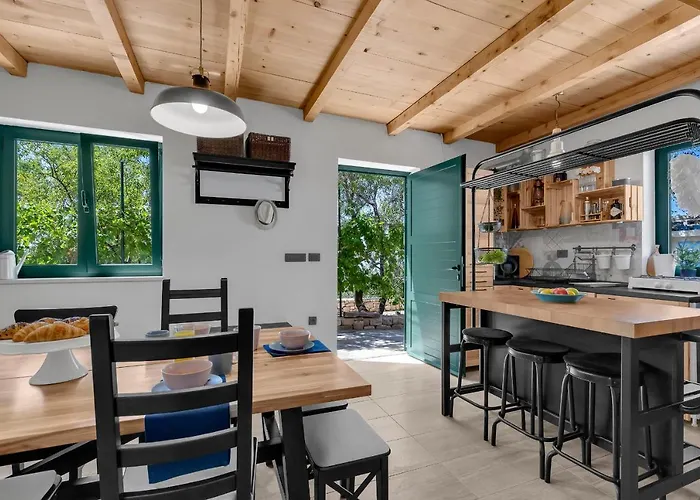 Holiday home Olive Garden-pool, Privacy & Parking