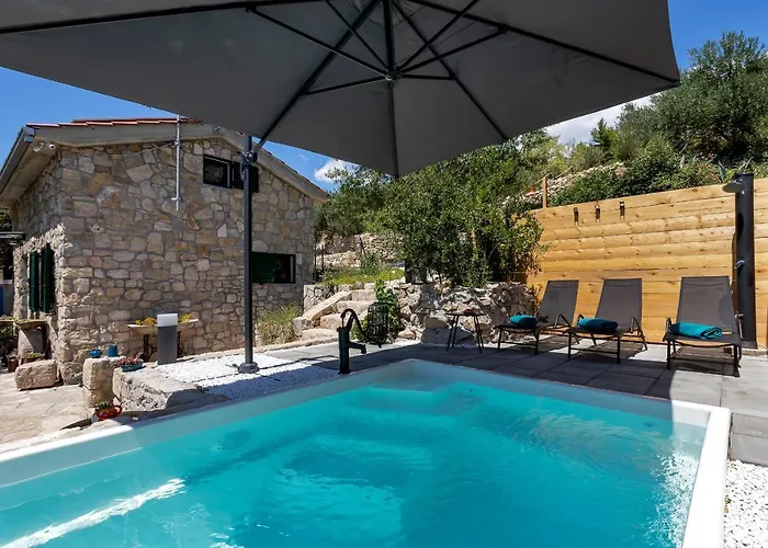 Holiday home Olive Garden-pool, Privacy & Parking *