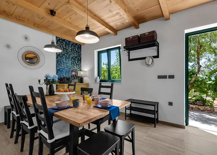 Holiday home Olive Garden-pool, Privacy & Parking *