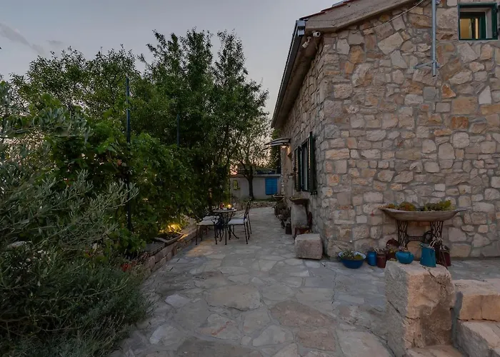 Olive Garden-pool, Privacy & Parking Holiday home