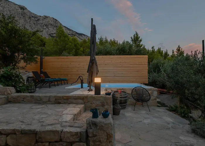 Olive Garden-pool, Privacy & Parking * Makarska