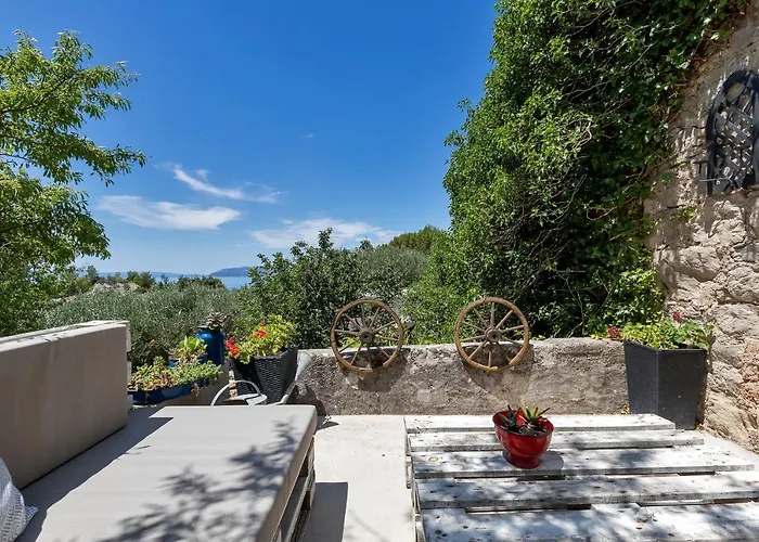 Holiday home Olive Garden-pool, Privacy & Parking