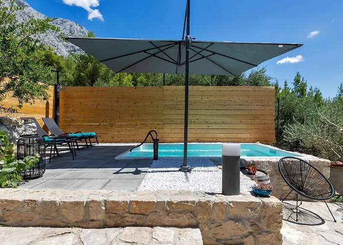 Holiday home Olive Garden-pool, Privacy & Parking