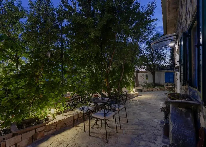 Olive Garden-pool, Privacy & Parking Holiday home