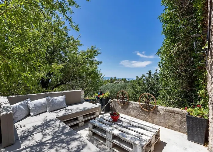 Holiday home Olive Garden-pool, Privacy & Parking Makarska