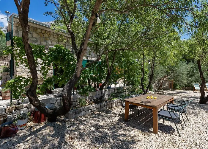 Holiday home Olive Garden-pool, Privacy & Parking Makarska