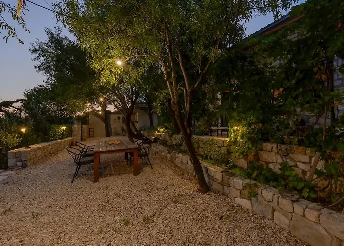 Holiday home Olive Garden-pool, Privacy & Parking *