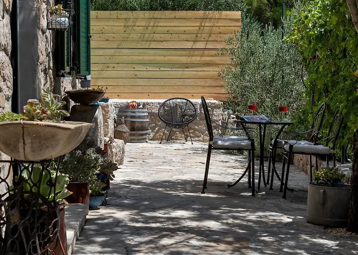 Holiday home Olive Garden-pool, Privacy & Parking