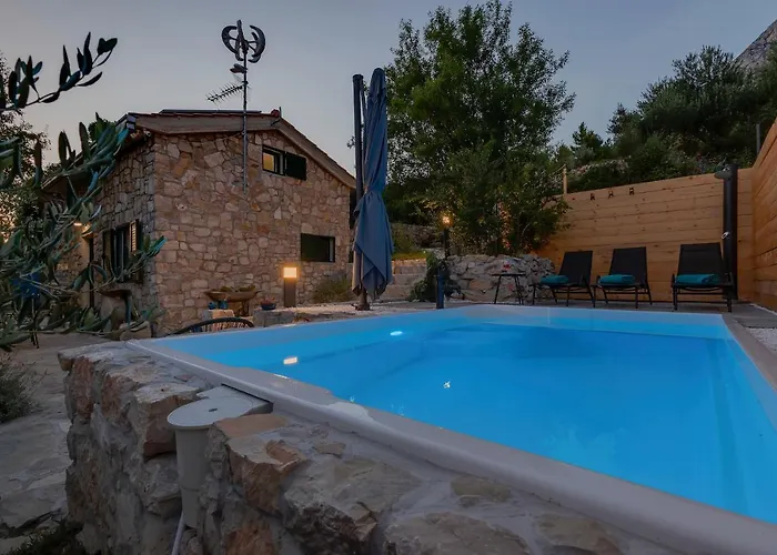 Olive Garden-pool, Privacy & Parking Holiday home *