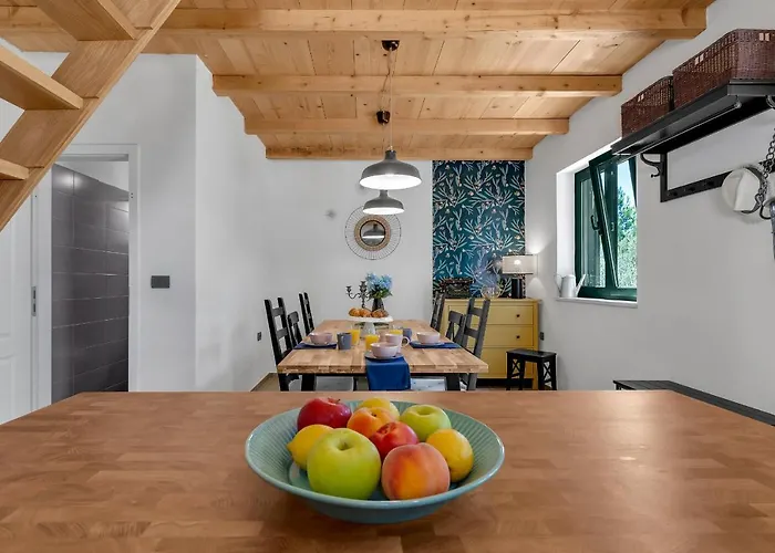 Holiday home Olive Garden-pool, Privacy & Parking