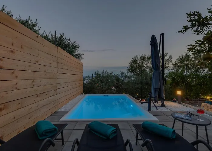 Holiday home Olive Garden-pool, Privacy & Parking