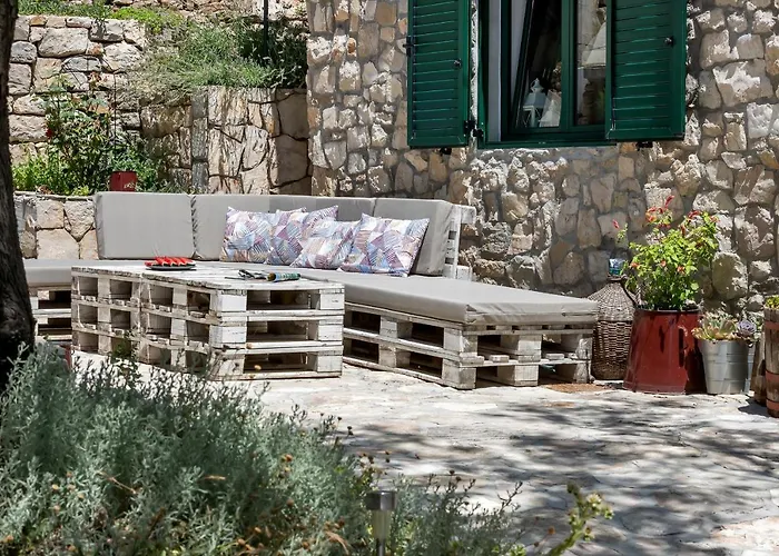 Holiday home Olive Garden-pool, Privacy & Parking