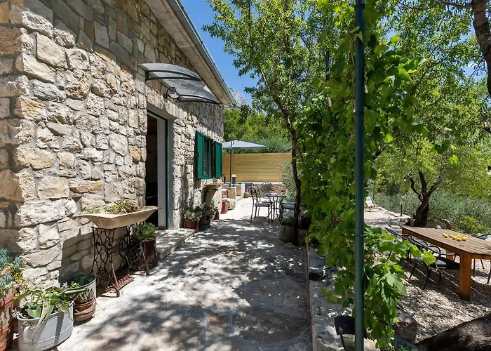 Holiday home Olive Garden-pool, Privacy & Parking