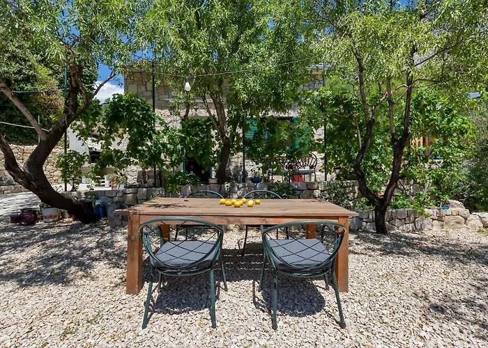 Holiday home Olive Garden-pool, Privacy & Parking *