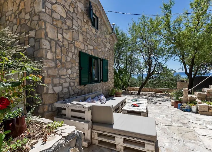 Olive Garden-pool, Privacy & Parking Holiday home