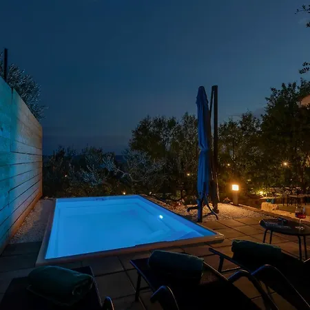 Dom wakacyjny Olive Garden-pool, Privacy & Parking