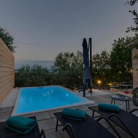Dom wakacyjny Olive Garden-pool, Privacy & Parking *